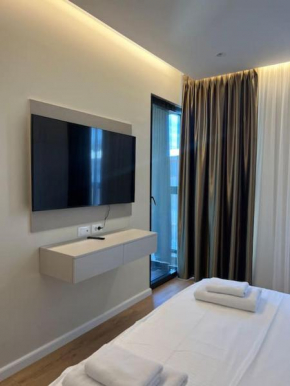 Modern New Apartment near Lake
